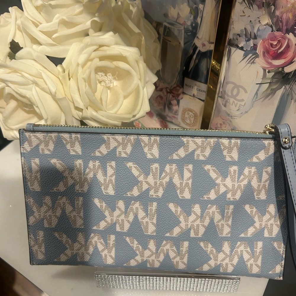 Michael Kors Light Blue Logo Zip Wristlet NWOT - Picture 2 of 3
